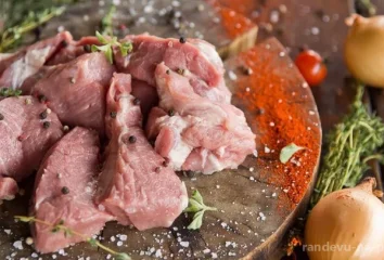 «Соберём вас на пикник — свежайшее маринованное мясо!»